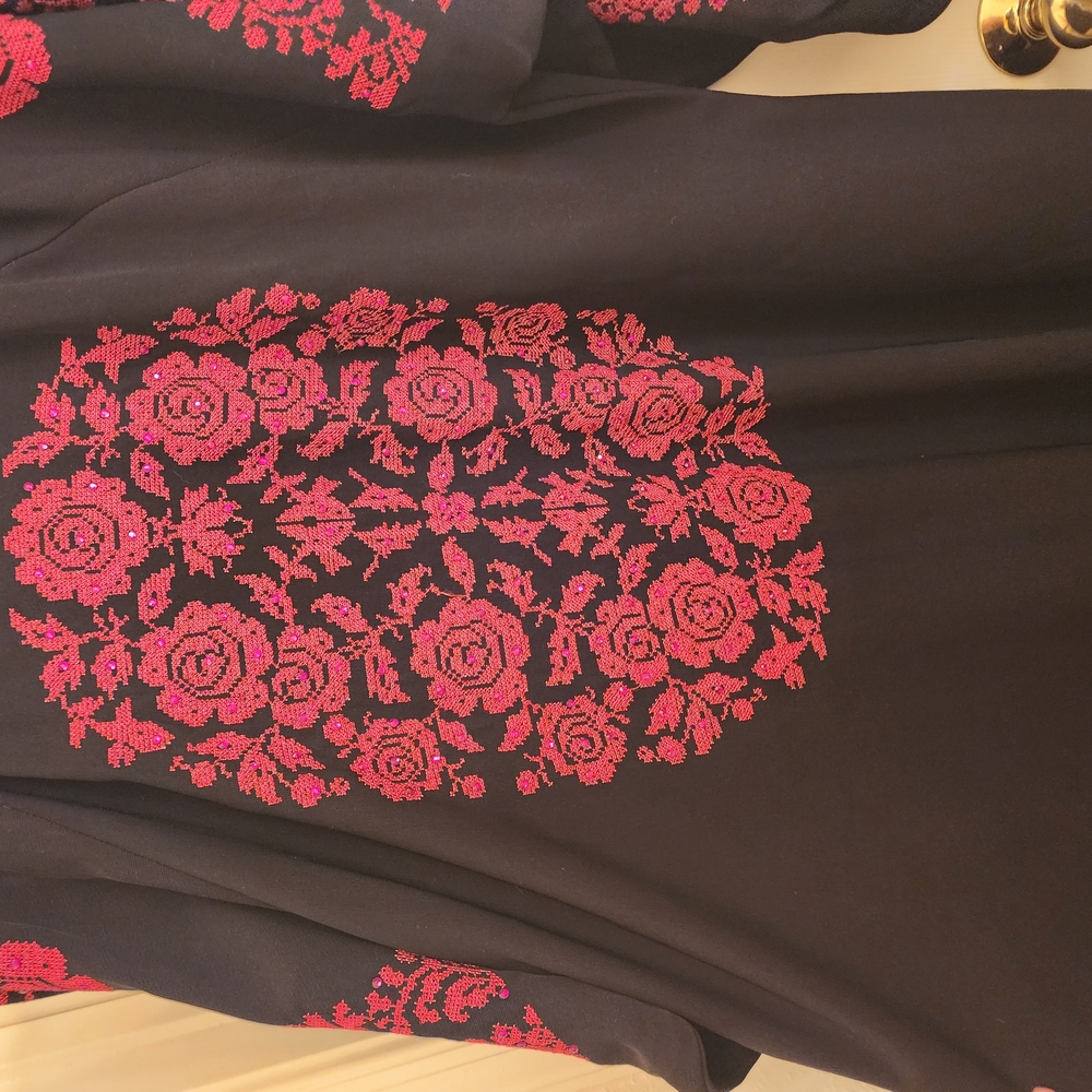 Black Abaya With Tatreez Embroidery. Zipper Closure, Perfect For Any Occasion
